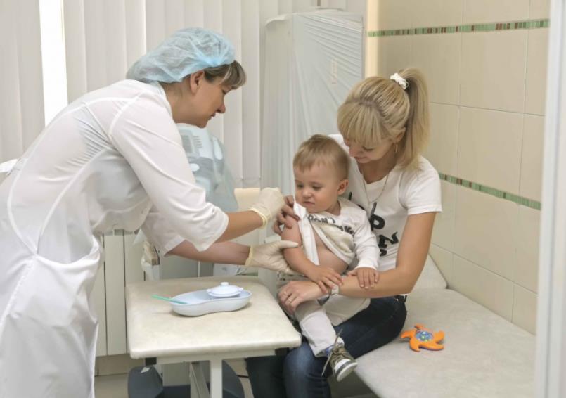 ФСС поддерживает идею Минздрава сократить оплату больничных родителям непривитых детей 