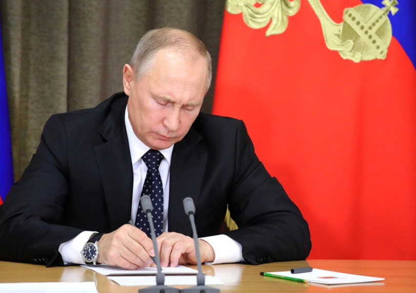 Путин подписал бюджет ФФОМС на 2018 год