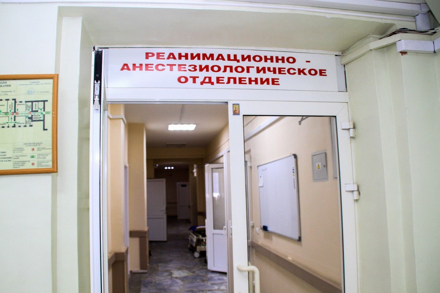 На российскую больницу впервые подали в суд за отказ в посещении умирающего в реанимации родственника