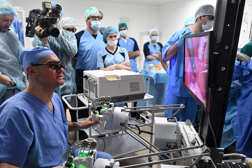 В России впервые была проведена операция отечественным роботом-хирургом [1]