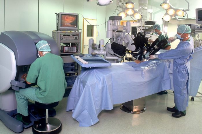 Московские хирурги провели операцию Бегера на роботе «Да Винчи» [1]