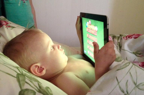 Ученые выяснили, чем планшеты и смартфоны вредны для маленьких детей [1]