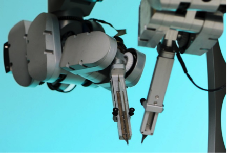Проведена первая в мире микрохирургическая операция «руками» робота [1]
