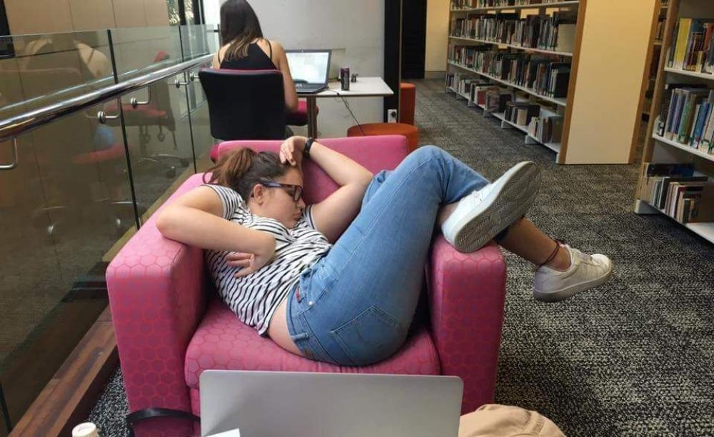 Студенты, которые спят меньше семи часов в сутки, имеют проблемы с успеваемостью